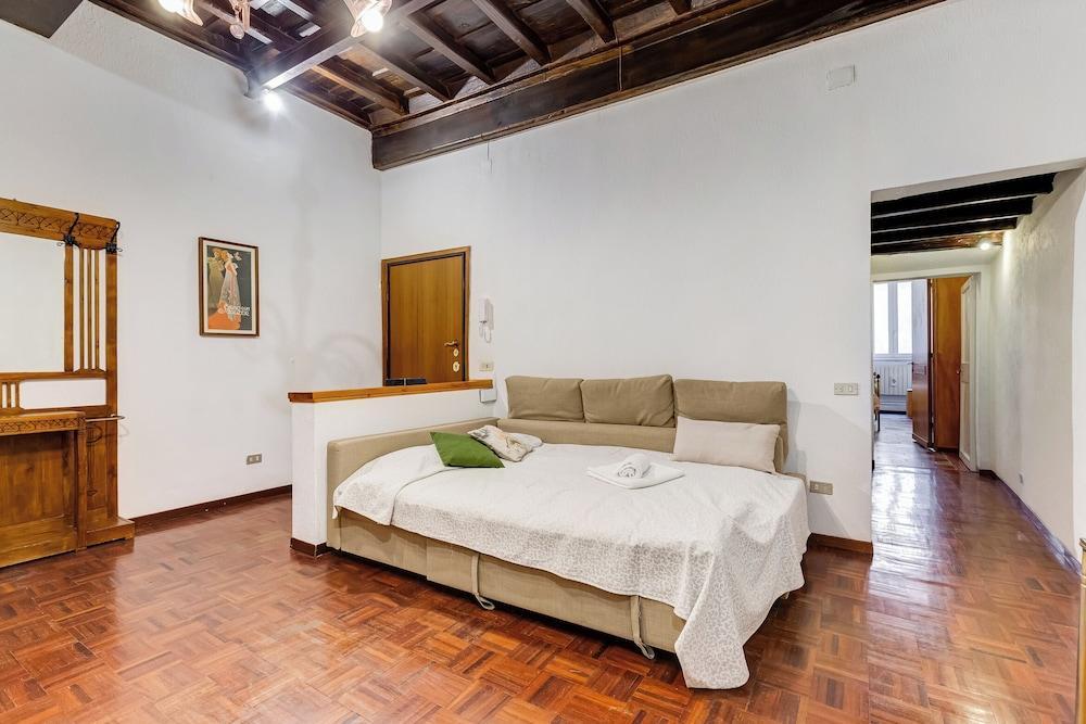 Spanish Steps Spacious Apartment - Tap to explore photos