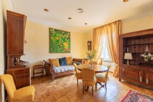 iFlat Delightful apartment view colosseum - Tap to explore photos