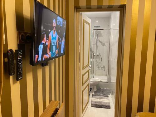 Premium studio 2 minutes walk from Champs-Elysees - Tap to explore photos