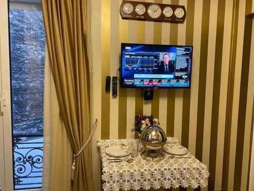 Premium studio 2 minutes walk from Champs-Elysees - Tap to explore photos