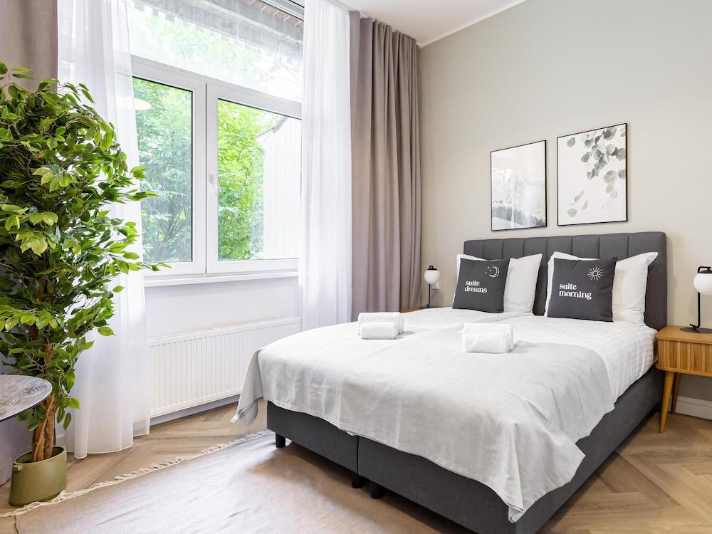 STAYSOME Amsterdam Hemonystraat Room Type - Queen Room