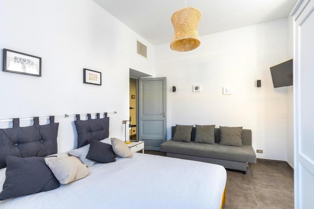 Hostly - Nicole Apartment Volturno- Full Rome Center - Tap to explore photos