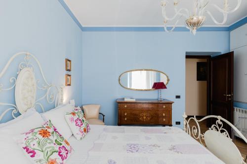 Classic apartment near the Colosseum - Tap to explore photos
