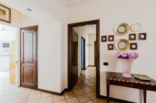 Classic apartment near the Colosseum - Tap to explore photos