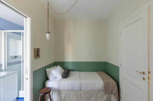 iFlat Margutta Colors on Canvas Apartment - Tap to explore photos