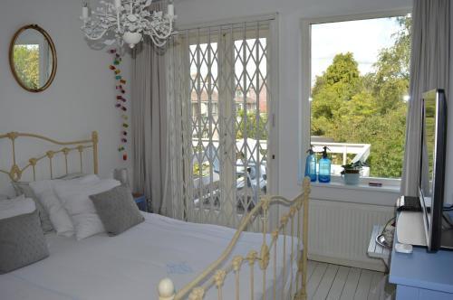 Bed & Breakfast Jo Amsterdam - Tap to explore photos