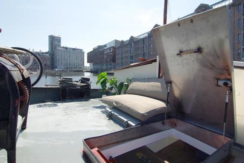 Najade Eco Houseboat - Tap to explore photos