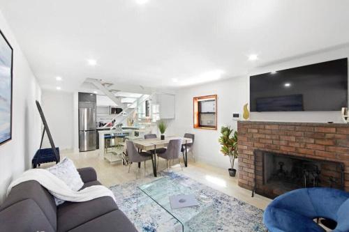 75-5C 3BR LUXURY Duplex BRAND NEW W&D Elevator - Tap to explore photos