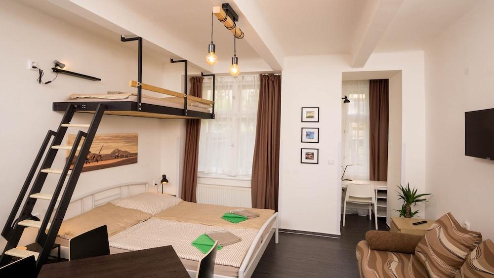 Flying Bed Apartment close to Castle Room Type - Classic Studio, Garden View