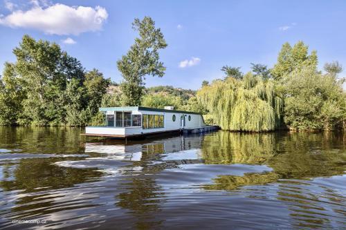 Houseboat Anne - riverside terrace, free parking Room Type - Mobile Home Houseboat Anne - riverside terrace, free parking Room Type - Mobile Home