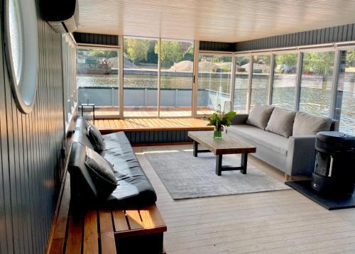 Houseboat Anne - riverside terrace, free parking - Tap to explore photos