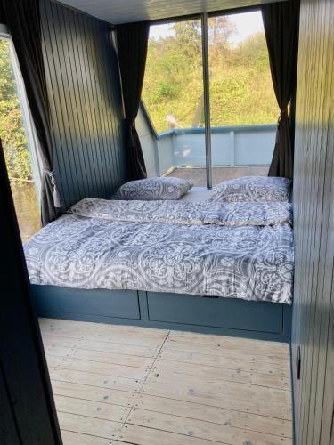 Houseboat Anne - riverside terrace, free parking