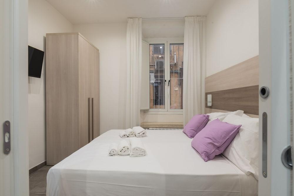Bed&BikeRome Giulio Cesare Room Type - Deluxe Quadruple Room
