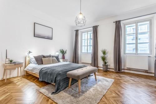 Old Town 2 BDR apartment, free coffee - Tap to explore photos