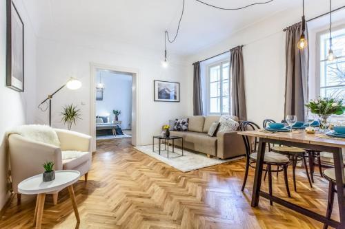 Old Town 2 BDR apartment, free coffee - Tap to explore photos