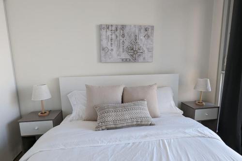 Lovely 2 Bed Condo in Downtown Toronto - Tap to explore photos