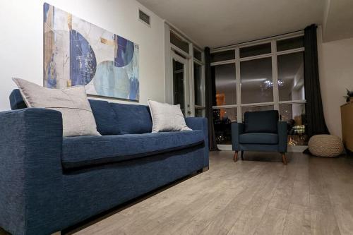 Lovely 2 Bed Condo in Downtown Toronto - Tap to explore photos