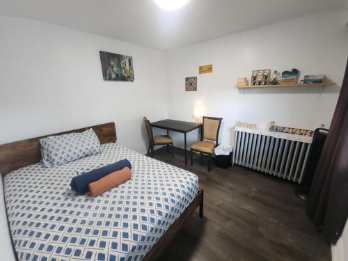 Affordable Quiet Private Room - 10-min Walk to Subway - Tap to explore photos