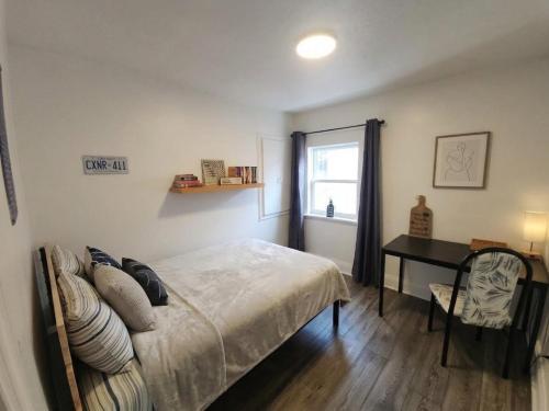 Affordable Quiet Private Room - 10-min Walk to Subway