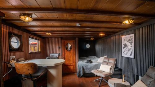 Houseboat-Amsterdam-Classic - Tap to explore photos