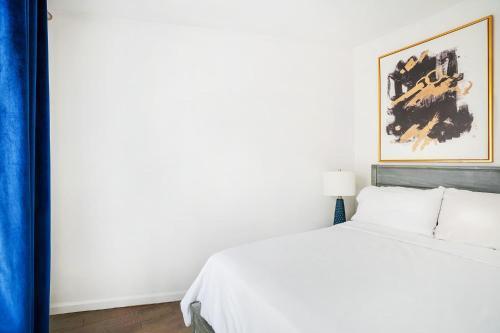 428-2E Newly furnished 2BR Prime Midtown sleeps 5 - Tap to explore photos