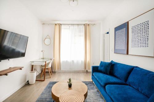 428-2E Newly furnished 2BR Prime Midtown sleeps 5 - Tap to explore photos