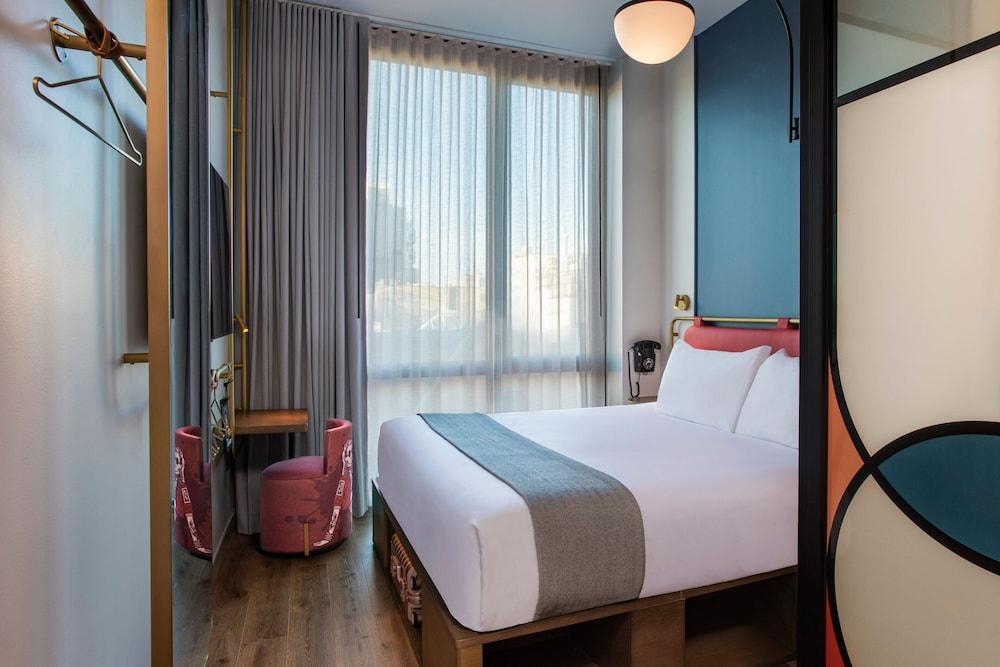 Moxy NYC Lower East Side Room Type - Room, 1 King Bed, Hearing Accessible (Roll-in Shower) Moxy NYC Lower East Side Room Type - Room, 1 King Bed, Hearing Accessible (Roll-in Shower)