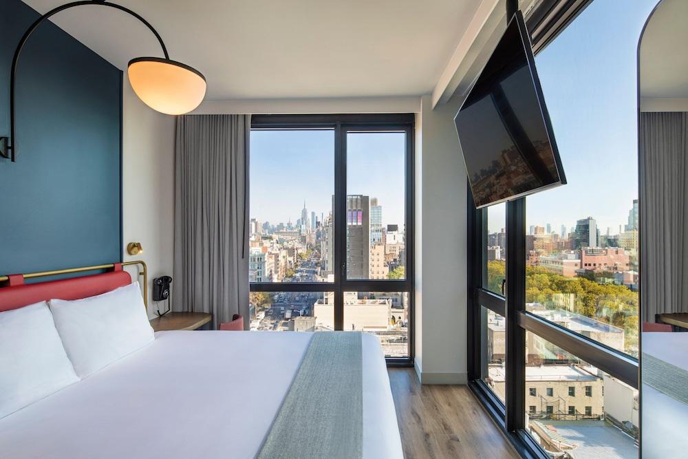 Moxy NYC Lower East Side Room Type - Room, 1 King Bed (Panoramic View)