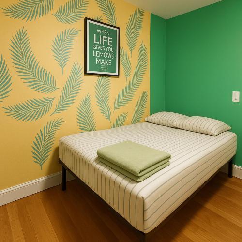 Lemon Vibes room in Guesthouse - Tap to explore photos
