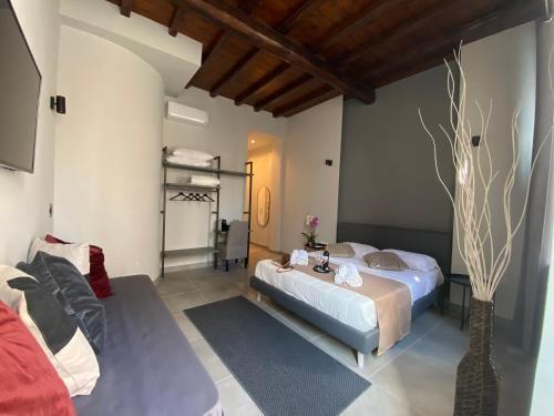 Soha Piazza Di Spagna Boutique - Tap to explore photos