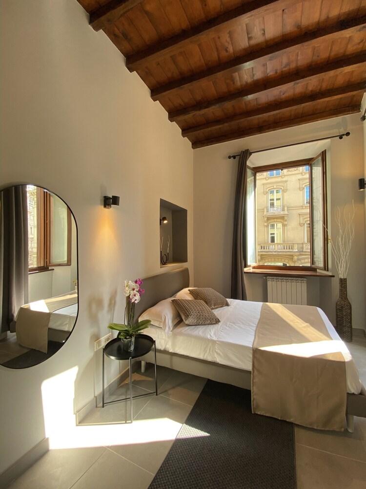 Soha Piazza di Spagna Boutique - Tap to explore photos