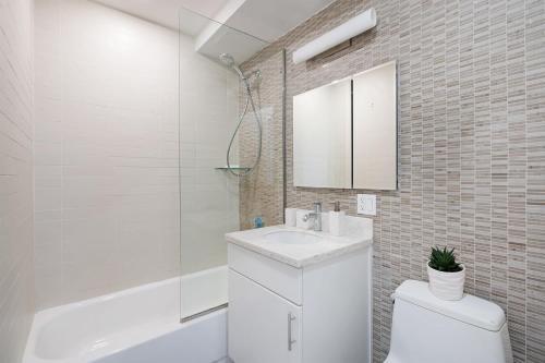 809-3A 1BR Columbus Circle Elevator W D - Tap to explore photos