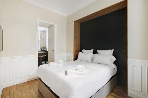 Pick A Flat's Apartment in Opéra - Rue Saulnier - Tap to explore photos