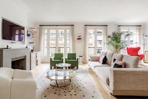 Elegant 170m2 Paris Apartment near Eiffel Tower - Tap to explore photos