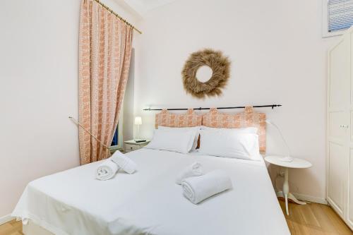 Trevi Fountain Apartment - Tap to explore photos