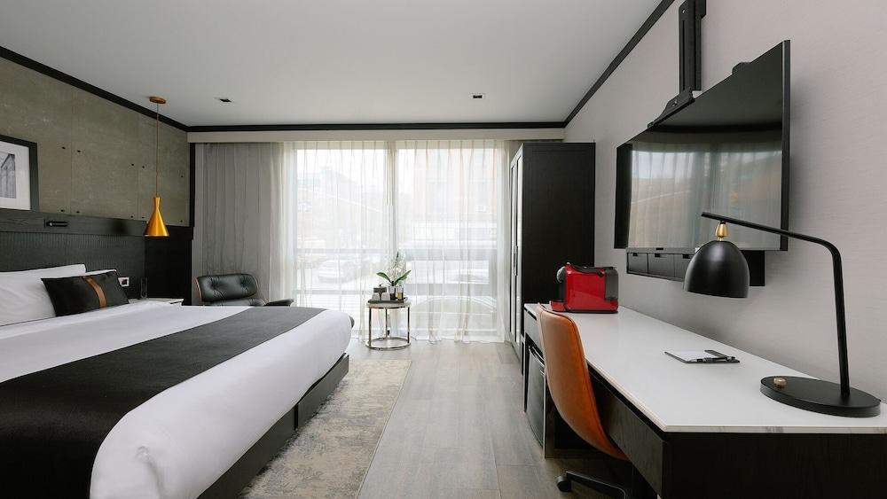 42 Hotel Room Type - Superior King Room - Accessible