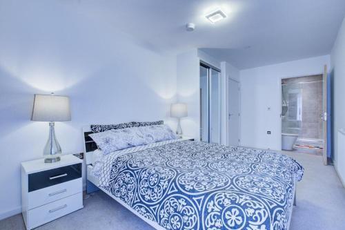 Luxury 2 bed flat in a new block in East Acton - Tap to explore photos