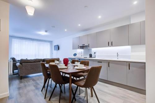 Luxury 2 bed flat in a new block in East Acton - Tap to explore photos