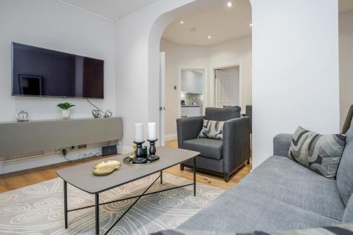 Modern lovely 2 Bed Hyde Park with AC - Tap to explore photos