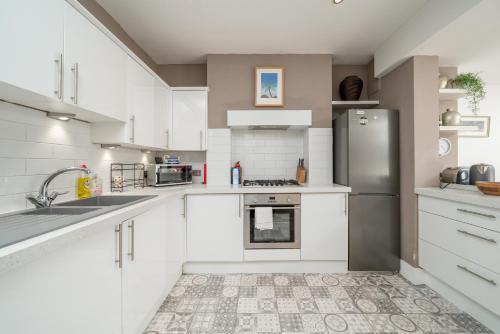 Gorgeous flat with garden in Battersea - Tap to explore photos