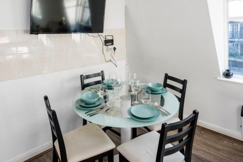Bright Fitzrovia Studio - Tap to explore photos