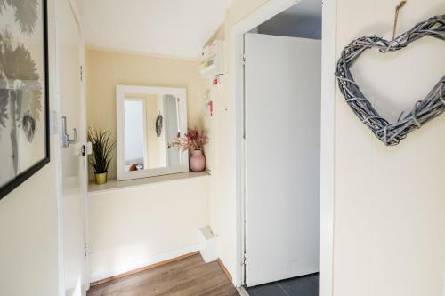 Bright Fitzrovia Studio - Tap to explore photos