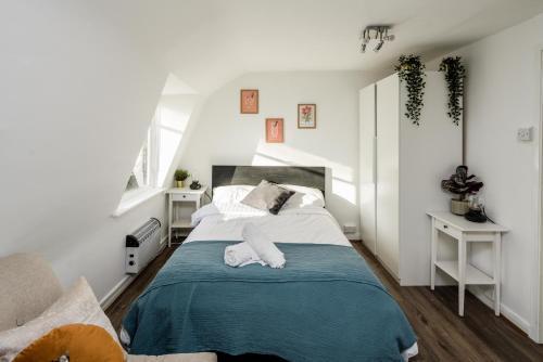 Bright Fitzrovia Studio - Tap to explore photos