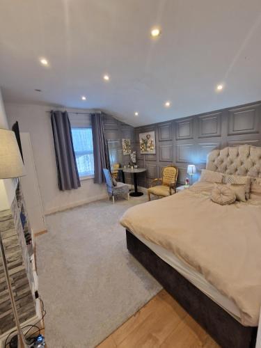 Cosy Studio Apartment In FULHAM - Tap to explore photos