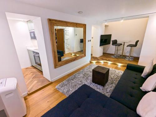 Modern 1 Bedroom Apartment in Kensington - Tap to explore photos