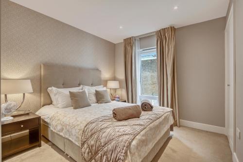 Modern 2 bedroom & 2 bathroom apartment in Fulham - Tap to explore photos
