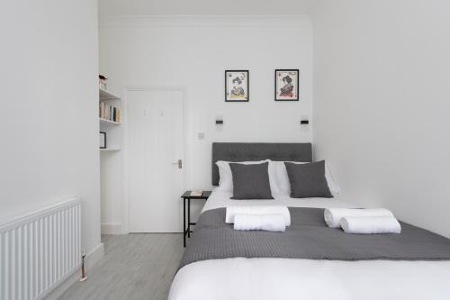 Tower Bridge Exclusive Two bedroom apartment - Tap to explore photos