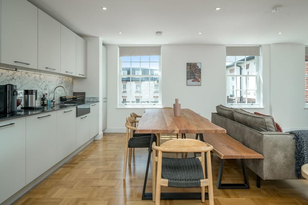 JOIVY Spectacular 3-Bed Flat Near Holland Park - Tap to explore photos