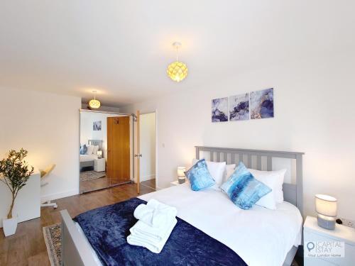 Two Bed Serviced Apartment by London Docklands - Tap to explore photos