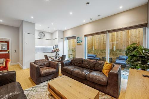 Large Modern One Bedroom Apartment (nearly 800 ft) - Tap to explore photos